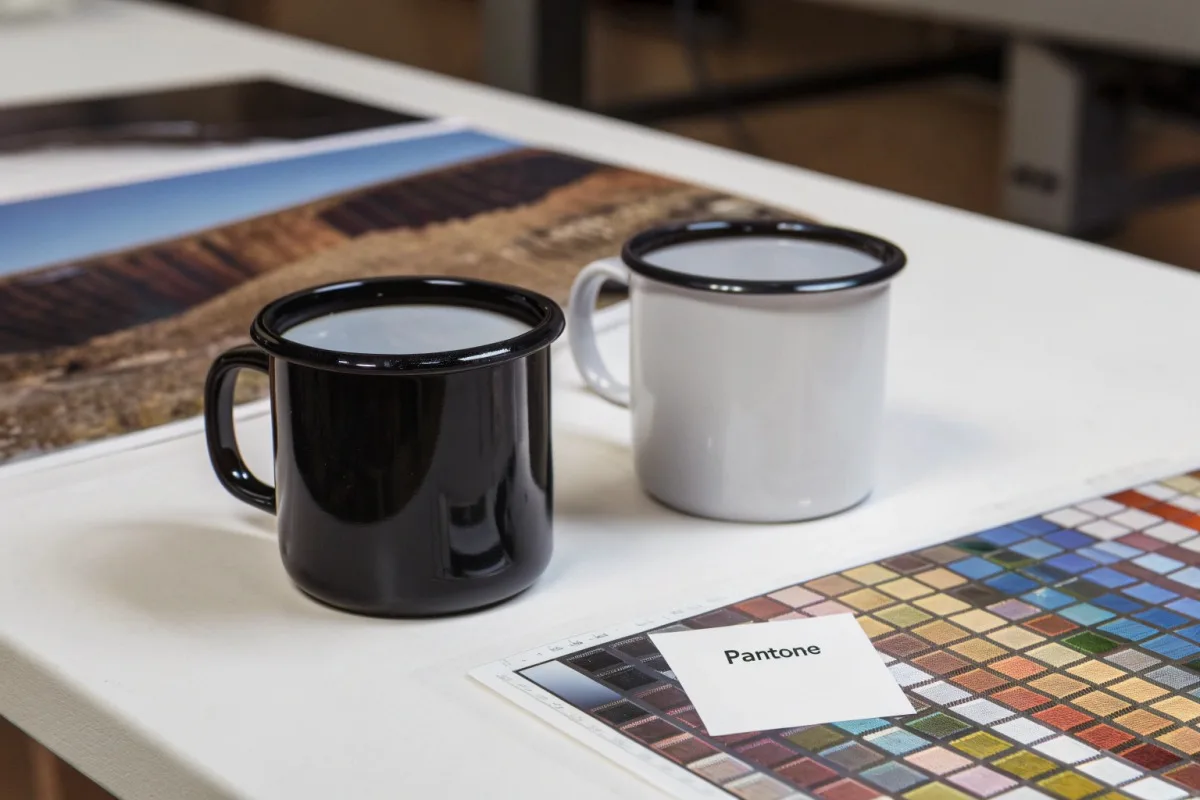 Comparison between screen printing for simple logos and ceramic decals for complex gradient designs (ID#3)