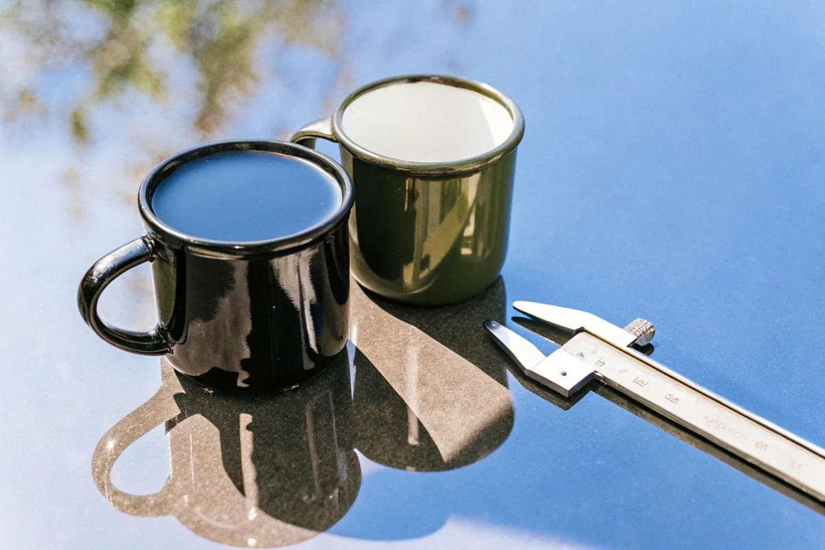 Professional QC Evaluation Process Professional QC evaluation of enamel mug surface defects using standardized lighting and samples (ID#3)