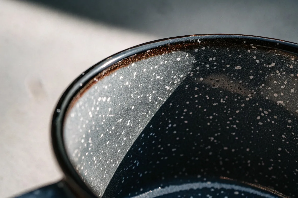 Ensuring food safety and durability for distressed enamel mugs through high-temperature firing and certification (ID#4)