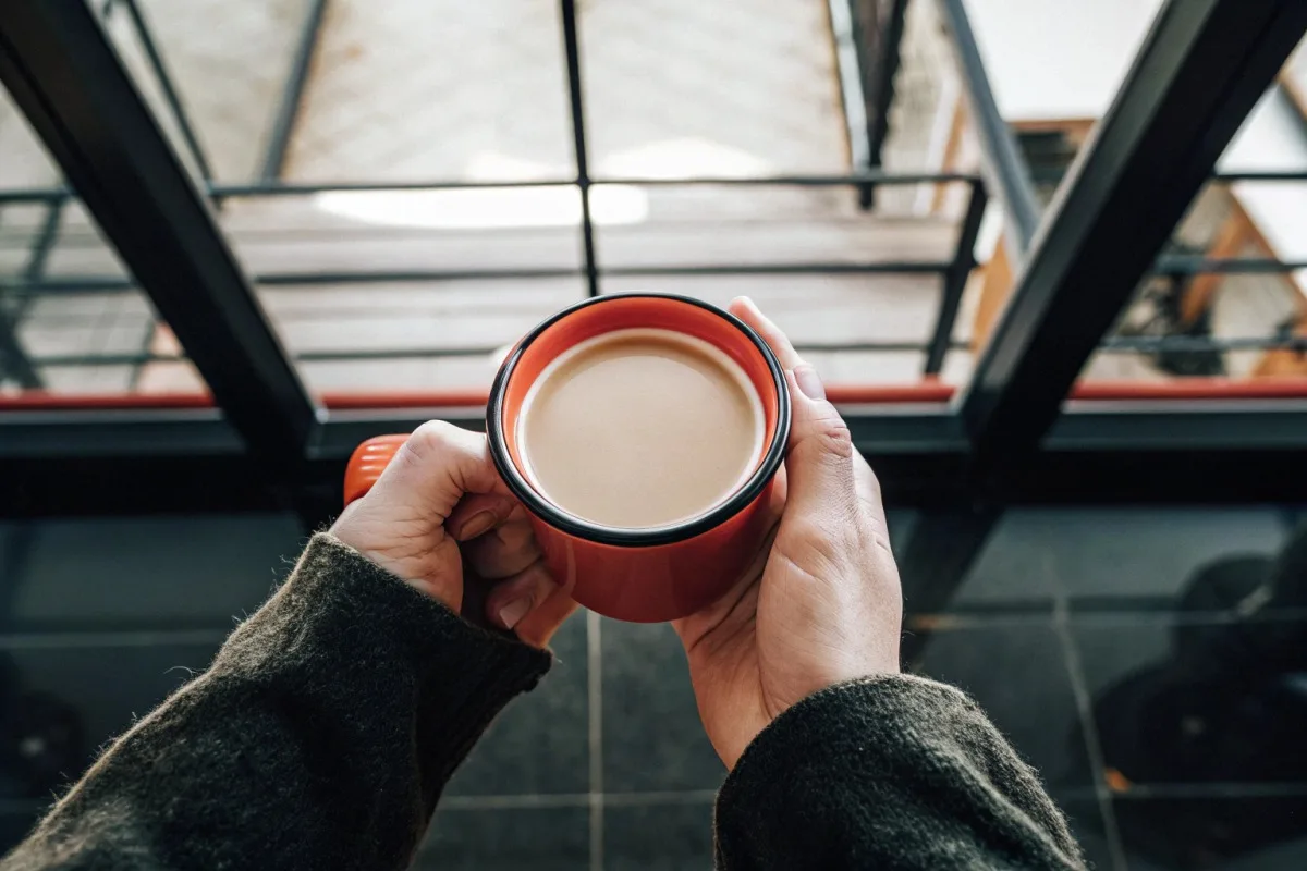 White and warm interior enamel mugs influencing customer perception of coffee quality (ID#2)